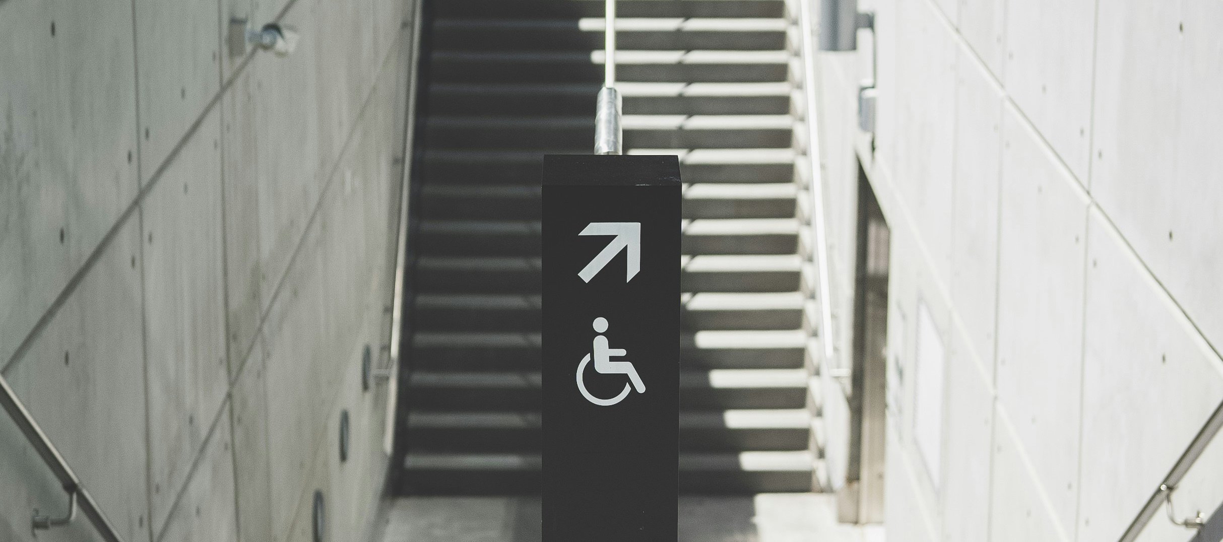 Escaliers. Pas ou accès PMR détourné, signalé par un panneau. Credits Photo : Joey Banks